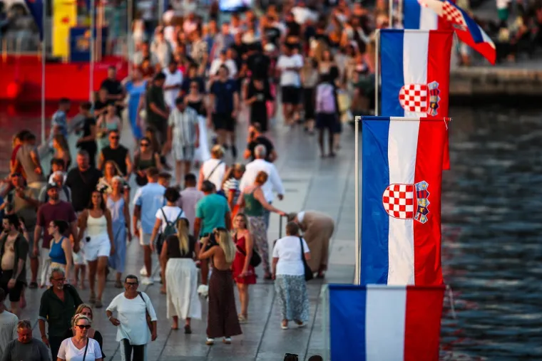 Misteriozna crnka osvojila Zadar: Pogledajte prizore u samom srcu sezone