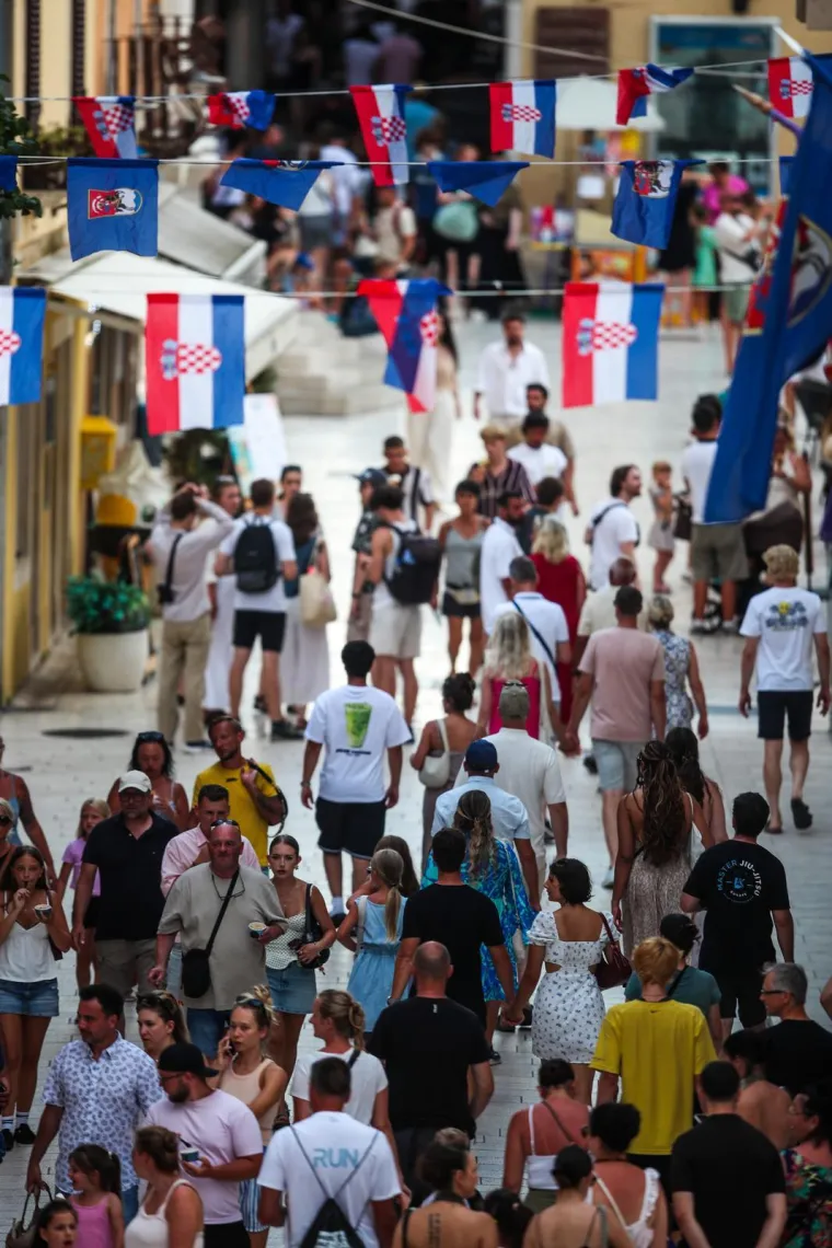 Misteriozna crnka osvojila Zadar: Pogledajte prizore u samom srcu sezone