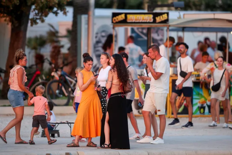 Misteriozna crnka osvojila Zadar: Pogledajte prizore u samom srcu sezone