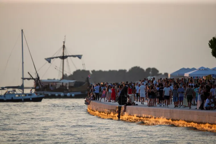 Misteriozna crnka osvojila Zadar: Pogledajte prizore u samom srcu sezone