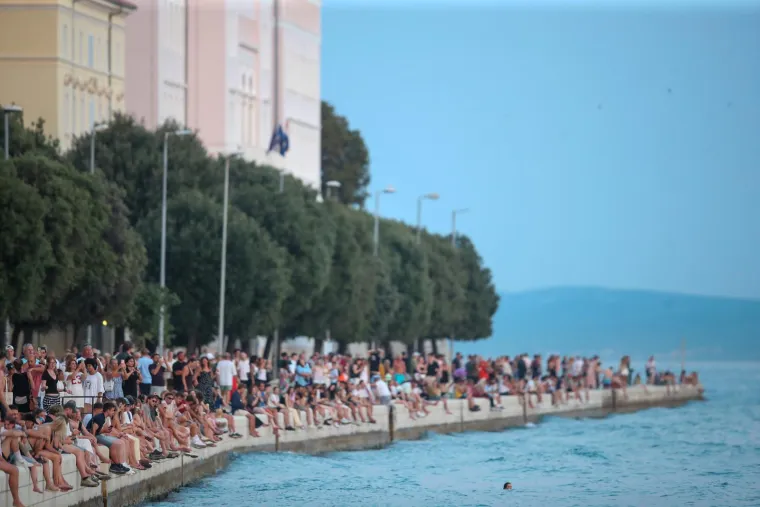 Misteriozna crnka osvojila Zadar: Pogledajte prizore u samom srcu sezone