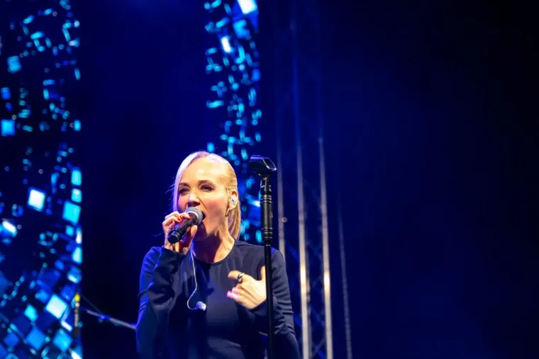 Jelena Rozga raspametila tisuće, no djevojke u crvenom zasjenile su i glavnu zvijezdu večeri