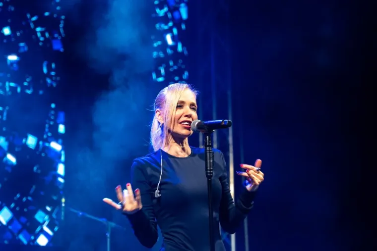 Jelena Rozga raspametila tisuće, no djevojke u crvenom zasjenile su i glavnu zvijezdu večeri