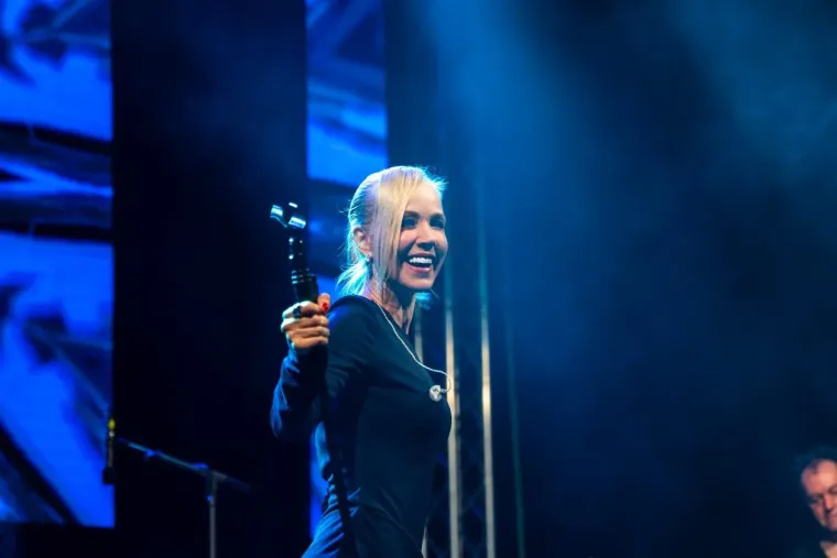 Jelena Rozga raspametila tisuće, no djevojke u crvenom zasjenile su i glavnu zvijezdu večeri