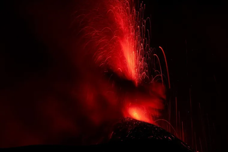 Priroda pokazala moć: Pogledajte noćnu erupciju najvećeg europskog vulkana