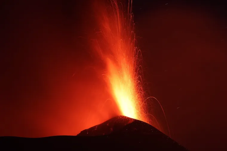 Priroda pokazala moć: Pogledajte noćnu erupciju najvećeg europskog vulkana