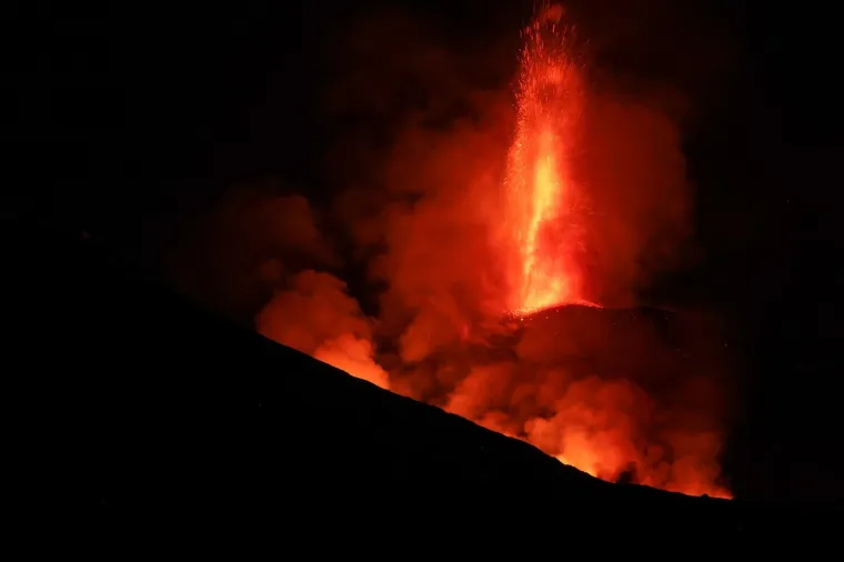 Priroda pokazala moć: Pogledajte noćnu erupciju najvećeg europskog vulkana