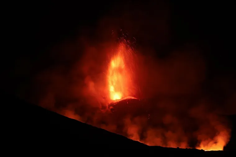 Priroda pokazala moć: Pogledajte noćnu erupciju najvećeg europskog vulkana