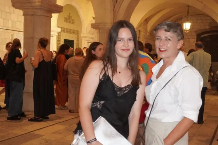 Ne &scaron;etaju samo Stradunom, već i na izložbe idu: Ljepotice okupirale palaču Sponza