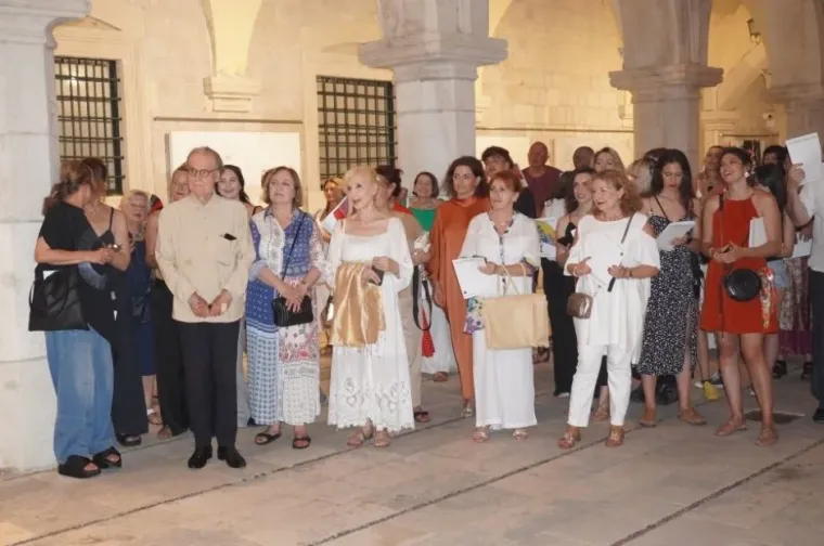 Ne &scaron;etaju samo Stradunom, već i na izložbe idu: Ljepotice okupirale palaču Sponza