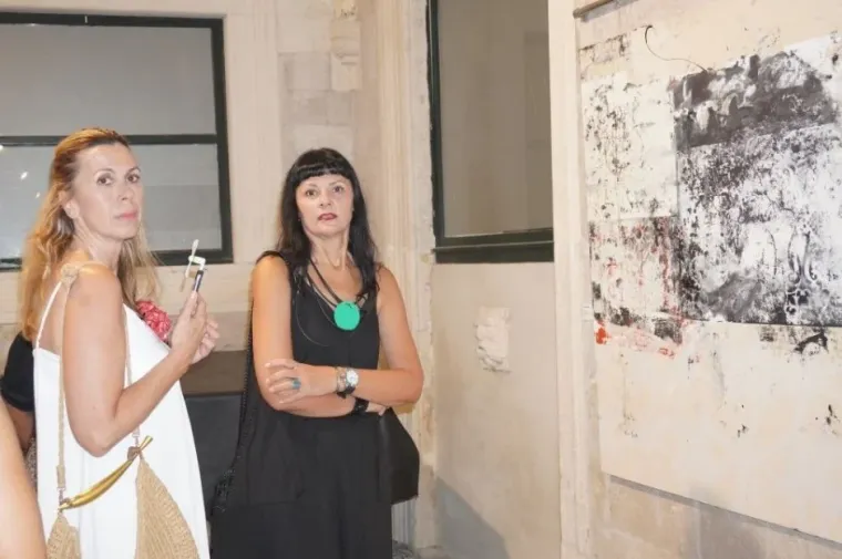 Ne &scaron;etaju samo Stradunom, već i na izložbe idu: Ljepotice okupirale palaču Sponza