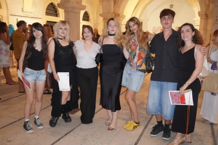Ne &scaron;etaju samo Stradunom, već i na izložbe idu: Ljepotice okupirale palaču Sponza
