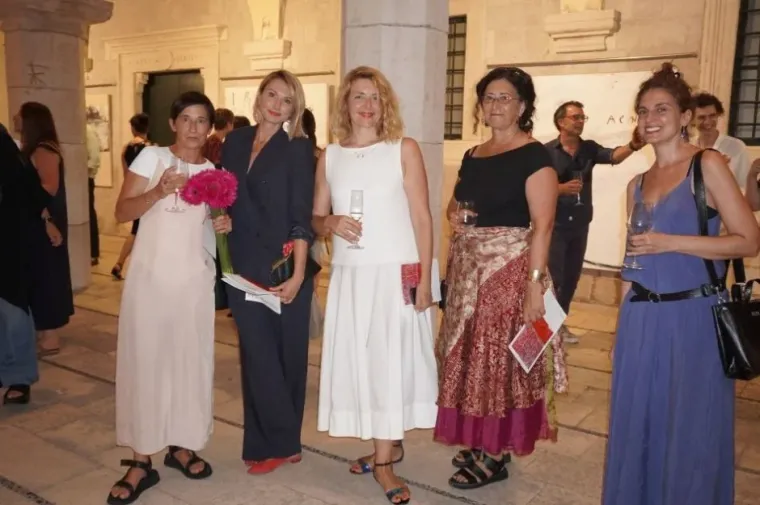 Ne &scaron;etaju samo Stradunom, već i na izložbe idu: Ljepotice okupirale palaču Sponza