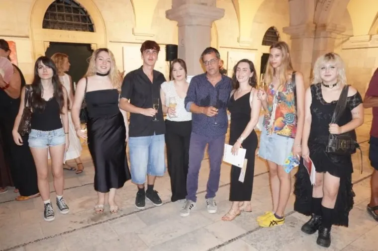 Ne &scaron;etaju samo Stradunom, već i na izložbe idu: Ljepotice okupirale palaču Sponza