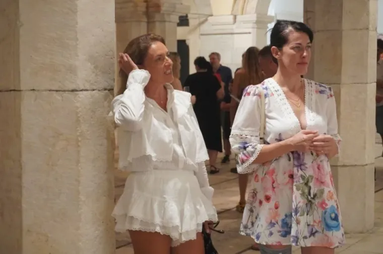 Ne &scaron;etaju samo Stradunom, već i na izložbe idu: Ljepotice okupirale palaču Sponza
