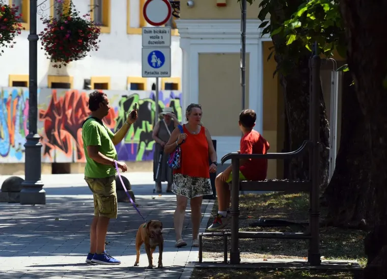 Karlovčani jedva dočekali vikend: Dugokosa brineta u vrućim hlačicama ukrala je sve poglede