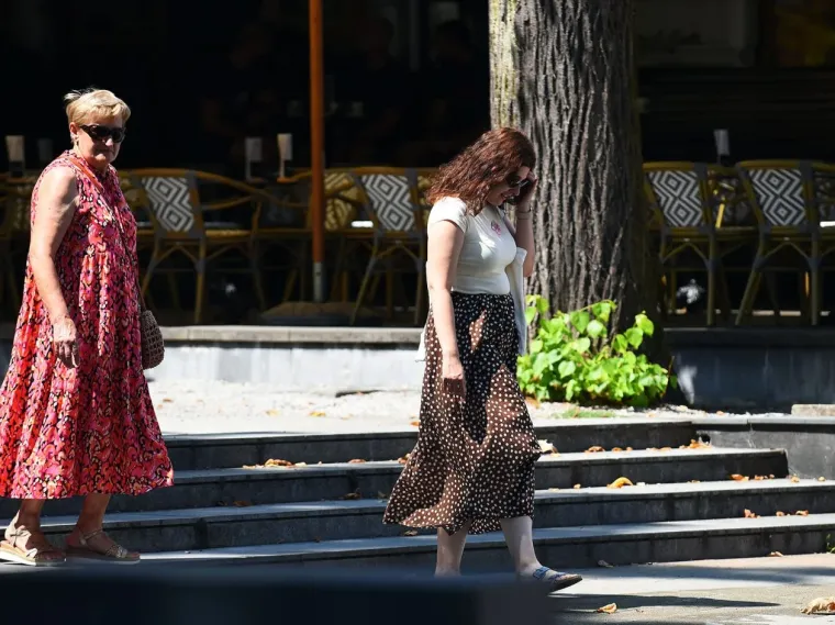Karlovčani jedva dočekali vikend: Dugokosa brineta u vrućim hlačicama ukrala je sve poglede