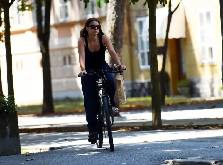 Karlovčani jedva dočekali vikend: Dugokosa brineta u vrućim hlačicama ukrala je sve poglede