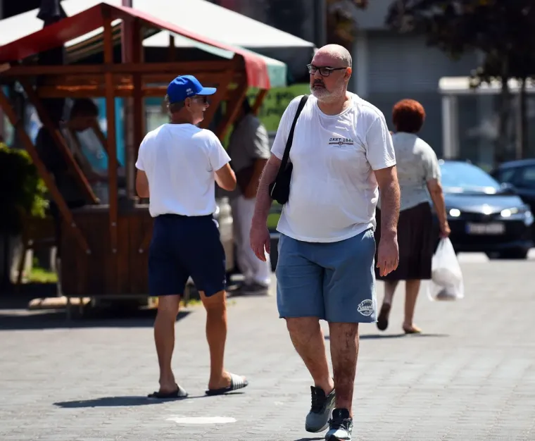 Karlovčani jedva dočekali vikend: Dugokosa brineta u vrućim hlačicama ukrala je sve poglede