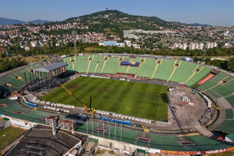 Nakon tri Merlinova koncerta, travnjak je katastrofalan: Klub se seli, navijači bojkotiraju