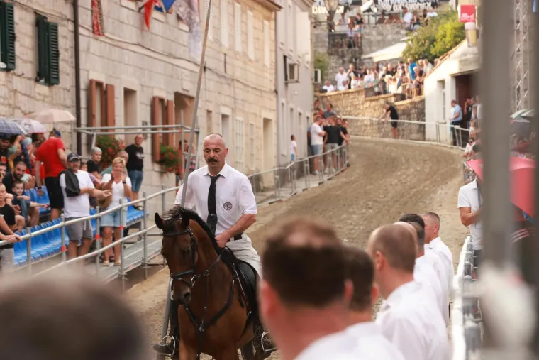 Interventni policajac osvojio Baru: Dramatična zavr&scaron;nica trajala do mraka