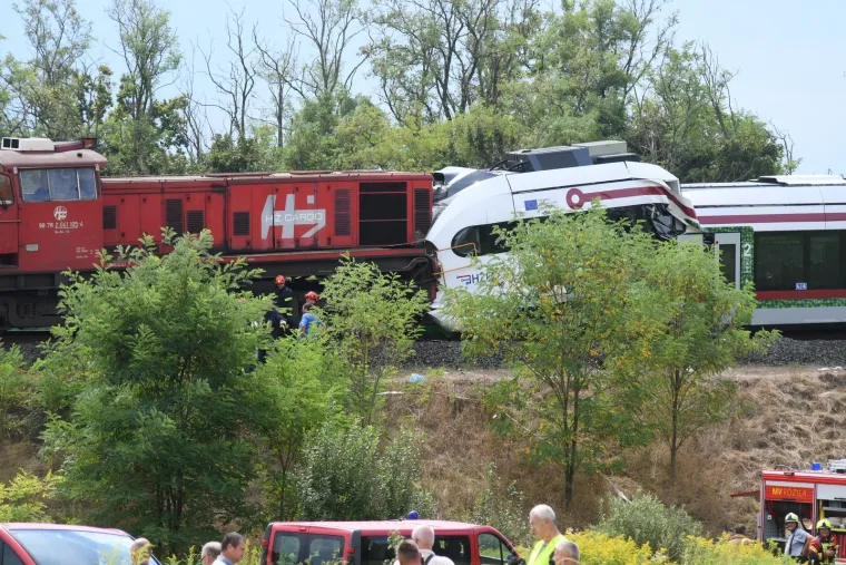 Putnički vlak smrskan nakon sudara s teretnim: Pogledajte prizore s mjesta nesreće