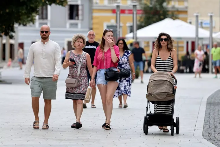 Dama zaraznog osmijeha i nebesko plavih pramenova unijela vedrinu u tmurni Čakovec