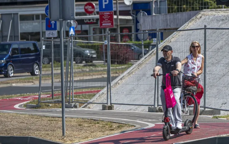 Karlovačke ulice pune čak i po vrućinama: A ove dvije 'rolerice' u minjacima ukrale sve poglede