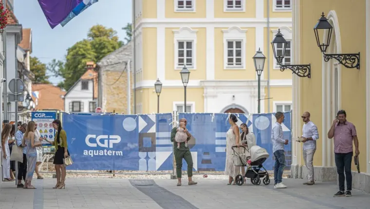 Karlovačke ulice pune čak i po vrućinama: A ove dvije 'rolerice' u minjacima ukrale sve poglede