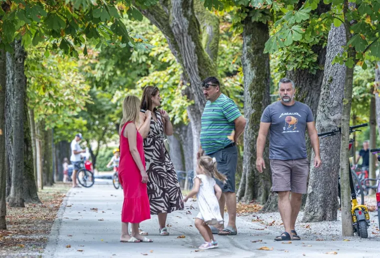Karlovačke ulice pune čak i po vrućinama: A ove dvije 'rolerice' u minjacima ukrale sve poglede