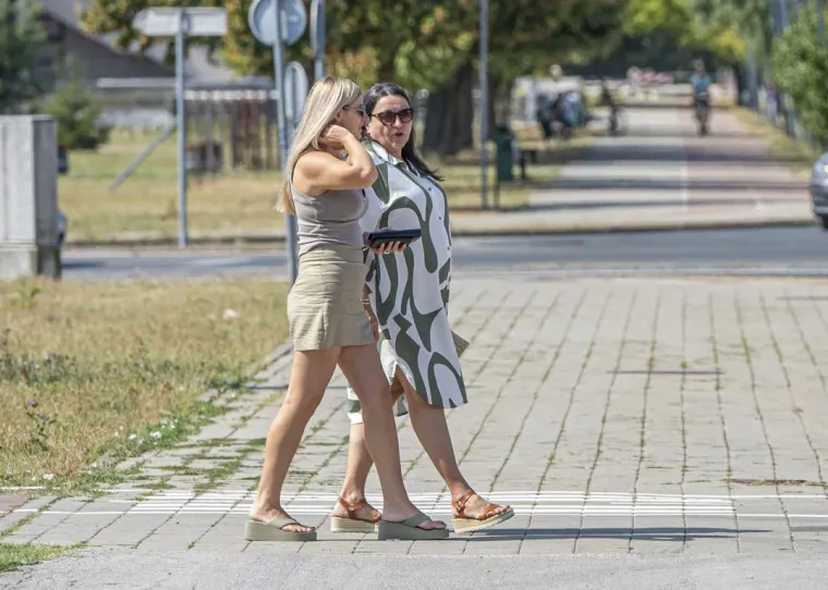 Karlovačke ulice pune čak i po vrućinama: A ove dvije 'rolerice' u minjacima ukrale sve poglede