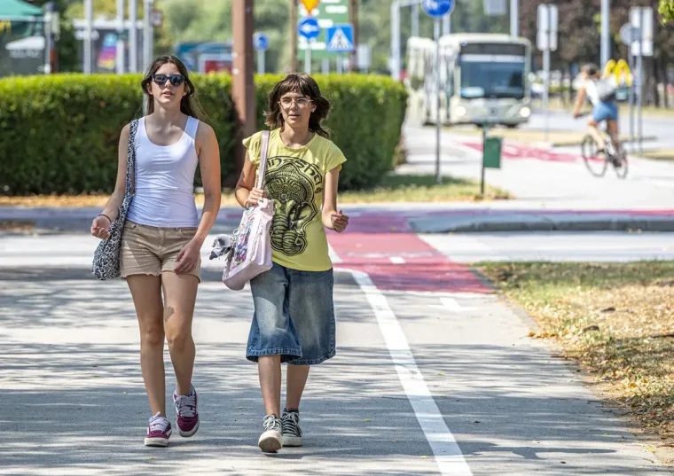 Karlovačke ulice pune čak i po vrućinama: A ove dvije 'rolerice' u minjacima ukrale sve poglede