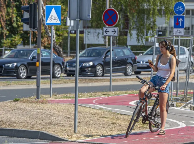 Karlovačke ulice pune čak i po vrućinama: A ove dvije 'rolerice' u minjacima ukrale sve poglede