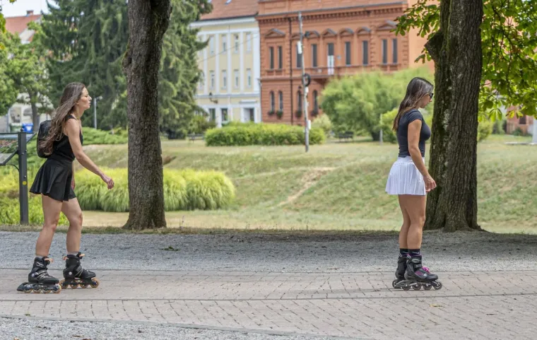 Karlovačke ulice pune čak i po vrućinama: A ove dvije 'rolerice' u minjacima ukrale sve poglede
