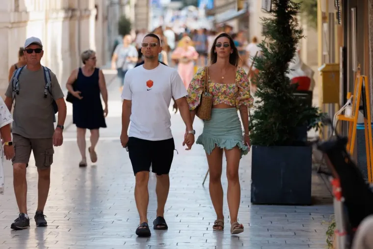 Zadarske ulice dobile posebnu dozu &scaron;arma: Atraktivna brineta mamila poglede u bijeloj haljinici