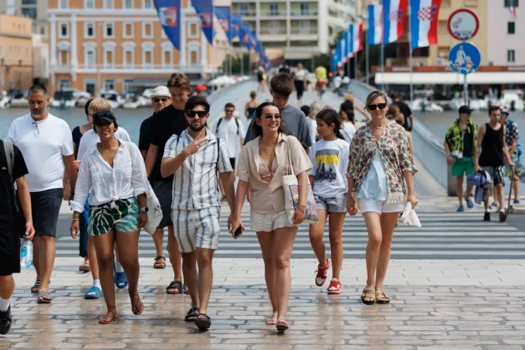 Zadarske ulice dobile posebnu dozu &scaron;arma: Atraktivna brineta mamila poglede u bijeloj haljinici