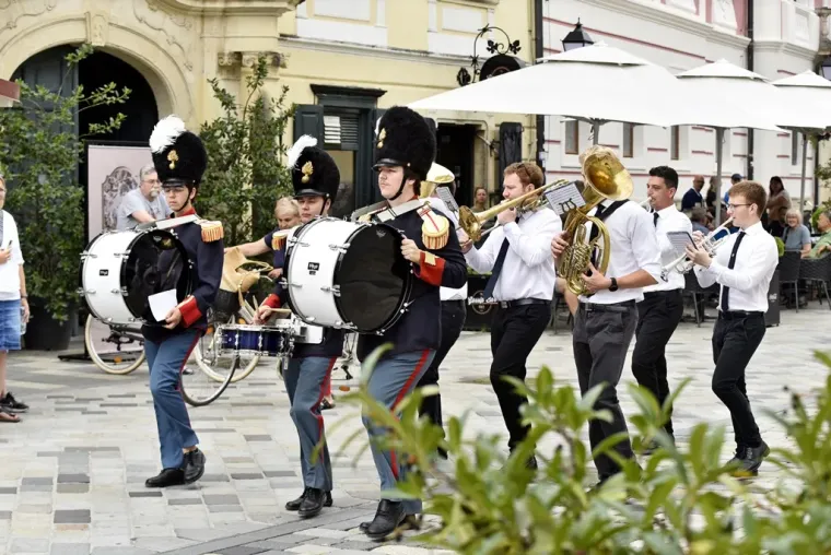 Kakav retro &scaron;arm: Pogledajte damu u baroknoj kombinaciji, već je spremna za &Scaron;pancirfest