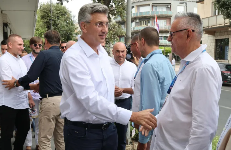 Politička krema na Neretvi: Pogledajte tko je sve s Plenkovićem stigao na Maraton lađa