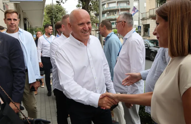 Politička krema na Neretvi: Pogledajte tko je sve s Plenkovićem stigao na Maraton lađa