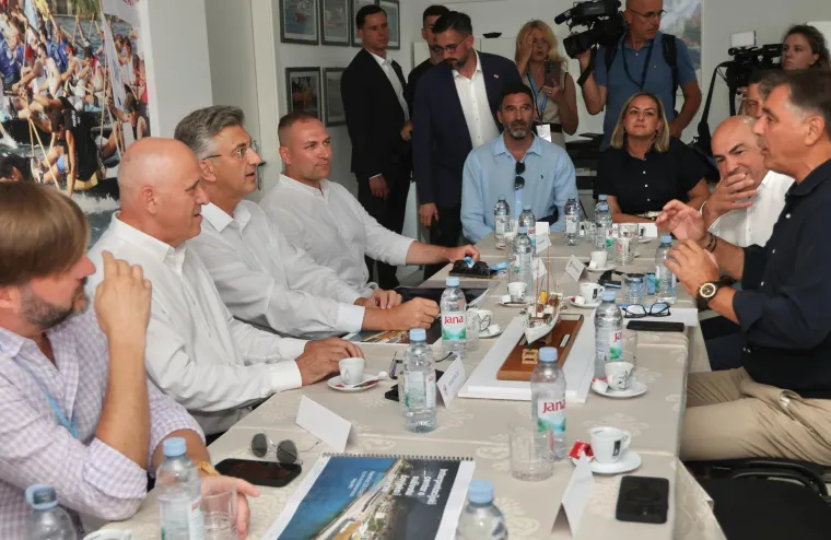 Politička krema na Neretvi: Pogledajte tko je sve s Plenkovićem stigao na Maraton lađa