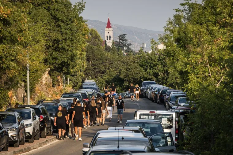Imotski uoči Thompsonova koncerta prepun obožavatelja: Pjevač stigao na stadion Gospin dolac