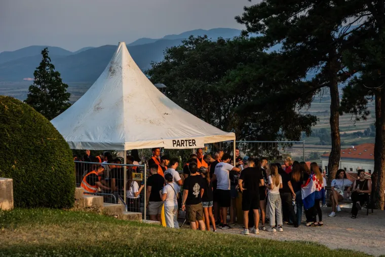 Imotski uoči Thompsonova koncerta prepun obožavatelja: Pjevač stigao na stadion Gospin dolac