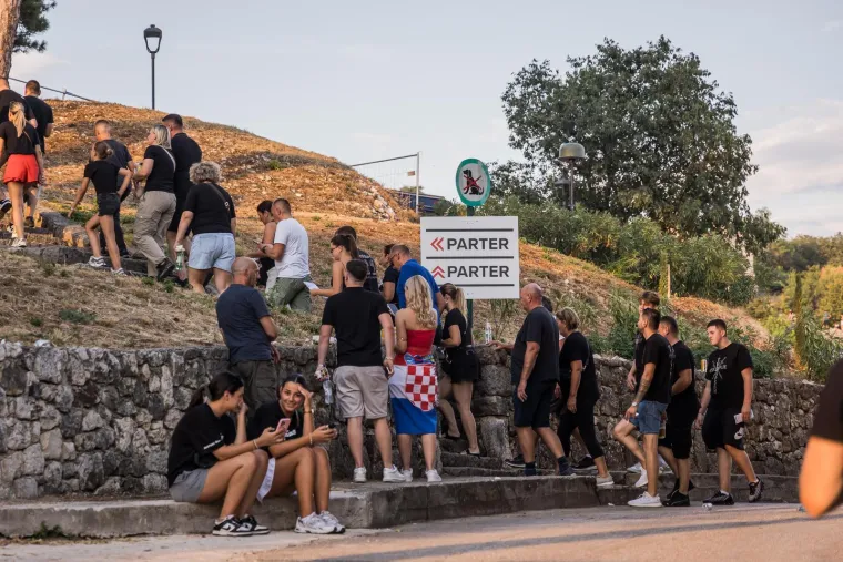 Imotski uoči Thompsonova koncerta prepun obožavatelja: Pjevač stigao na stadion Gospin dolac