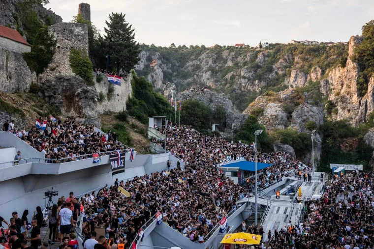 Imotski uoči Thompsonova koncerta prepun obožavatelja: Pjevač stigao na stadion Gospin dolac