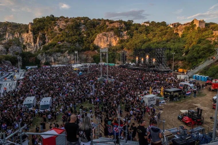 Imotski uoči Thompsonova koncerta prepun obožavatelja: Pjevač stigao na stadion Gospin dolac