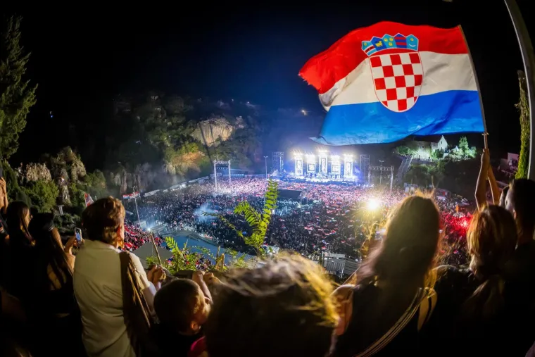 Spektakularne scene: Pogledajte atmosferu s Thompsonovog koncerta u Imotskom