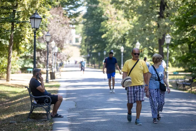 Vruć ljetni dan izmamio Zagrepčane u Maksimir, no za ove dvije brinete okretali su se ba&scaron; svi