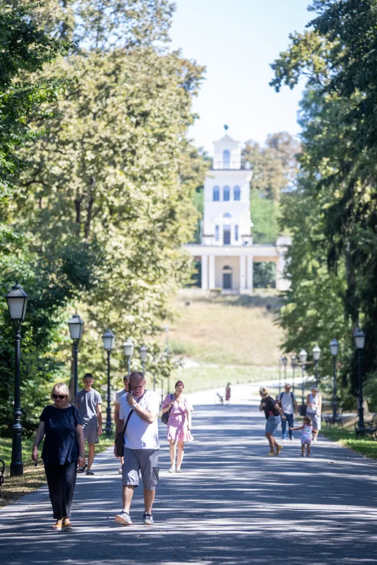 Vruć ljetni dan izmamio Zagrepčane u Maksimir, no za ove dvije brinete okretali su se ba&scaron; svi