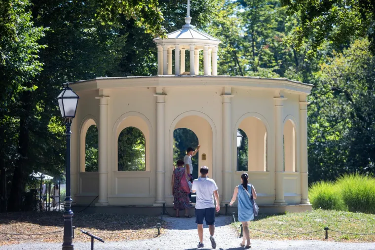 Vruć ljetni dan izmamio Zagrepčane u Maksimir, no za ove dvije brinete okretali su se ba&scaron; svi