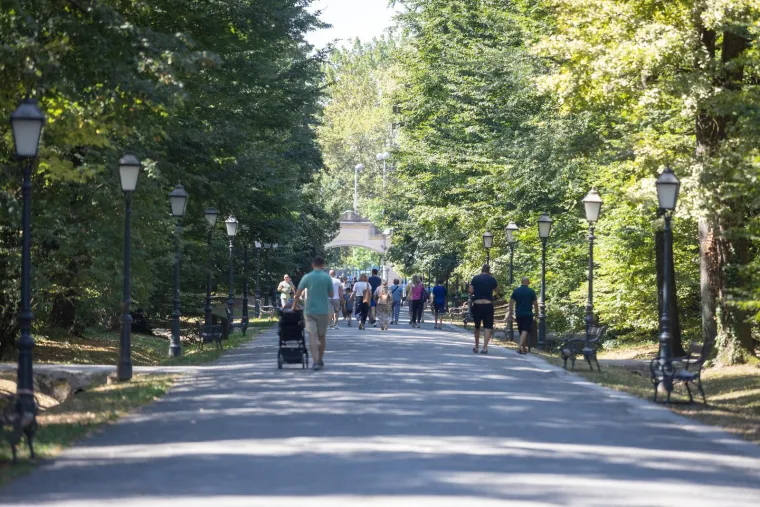 Vruć ljetni dan izmamio Zagrepčane u Maksimir, no za ove dvije brinete okretali su se ba&scaron; svi